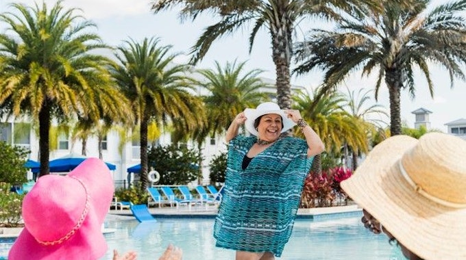 Undatiertes Symbolfoto zeigt ältere Damen bei einer Modenschau am Pool.