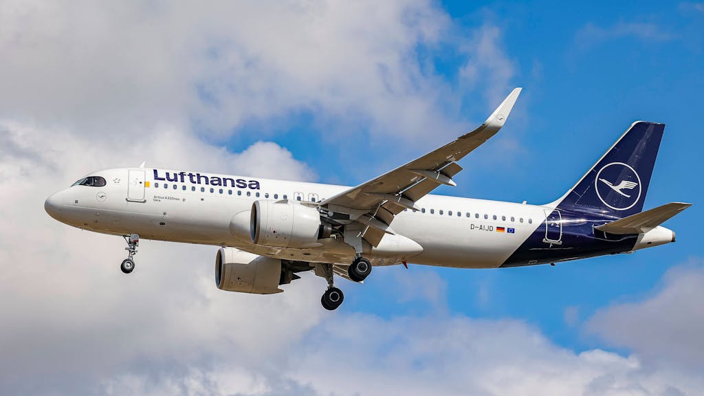 Hier zu sehen: Ein Flieger von Lufthansa fliegt durch die Wolken.