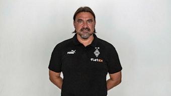 Daniel Farke, Cheftrainer von Fußball-Bundesligist Borussia Mönchengladbach in der Saison 2022/2023. Er hat die Arme hinter seinem Rücken verschränkt.