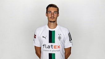 Florian Neuhaus, Mittelfeldspieler von Fußball-Bundesligist Borussia Mönchengladbach in der Saison 2022/2023. Er hat die Arme hinter seinem Rücken verschränkt.