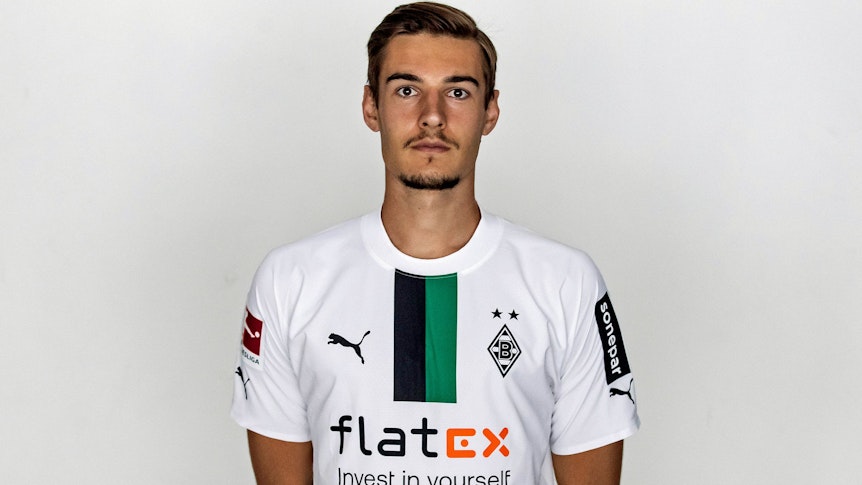 Florian Neuhaus, Mittelfeldspieler von Fußball-Bundesligist Borussia Mönchengladbach in der Saison 2022/2023. Er hat die Arme hinter seinem Rücken verschränkt.