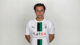 Rocco Reitz, zentraler Mittelfeldspieler von Fußball-Bundesligist Borussia Mönchengladbach in der Saison 2022/2023. Er hat die Arme hinter seinem Rücken verschränkt.