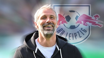 Marco Rose, hier zu sehen am 7. Mai 2022, ist neuer Trainer von RB Leipzig. Der Klub hat bemühte sich schon zu Roses Zeit bei Borussia Mönchengladbach um den Coach. In der Fotomontage ist hinter Rose das Logo von RB Leipzig zu sehen.