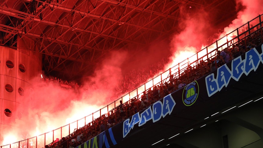 Fans des FC Bayern München brennen vor dem Champions-League-Spiel bei Inter Mailand am Mittwochabend (7. September 2022) Pyrotechnik im Stadion ab.