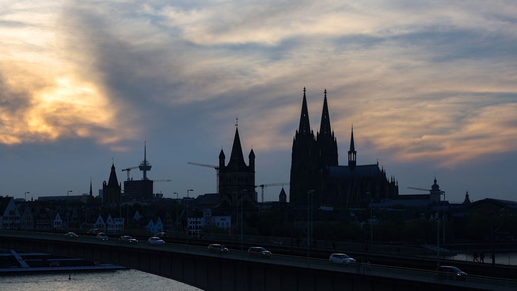 Die Kölner Skyline mit dem Kölner Dom vor dem Sonnenuntergang.
