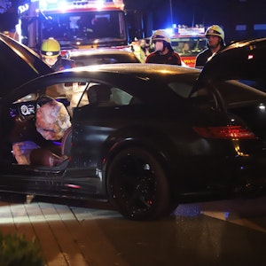 Schüsse am Dienstagabend in Mönchengladbach. Drei Personen wurden schwer verletzt. Unser Foto zeigt das verunfallte Fluchtauto, in dem einer der Schwerverletzten gefunden wurde.