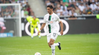 Lars Stindl, Kapitän von Borussia Mönchengladbach, führt den Ball am Fuß.