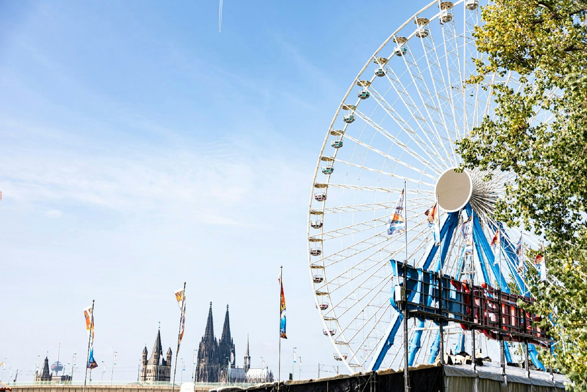 Das Riesenrad der Deutzer Herbstkirmes und der Kölner Dom im Hintergrund.
