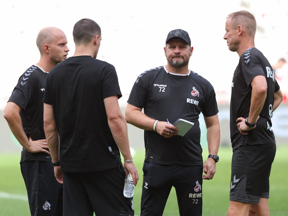 FC-Trainer Steffen Baumgart (2. v. r.) am 7. September 2022 mit seinen Co-Trainern Kevin McKenna (r.), Rene Wagner (l.) und Video-Analyst Hannes Dold.