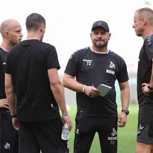 FC-Trainer Steffen Baumgart (2. v. r.) am 7. September 2022 mit seinen Co-Trainern Kevin McKenna (r.), Rene Wagner (l.) und Video-Analyst Hannes Dold.