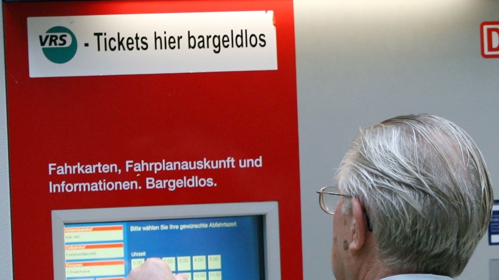 Ein Mann steht am 2. September 2008 in Köln vor einem Fahrkartenautomaten der Bahn, an dem Kunden und Kundinnen auch VRS-Tickets kaufen können. Die werden ab dem 1. Januar 2023 teurer.
