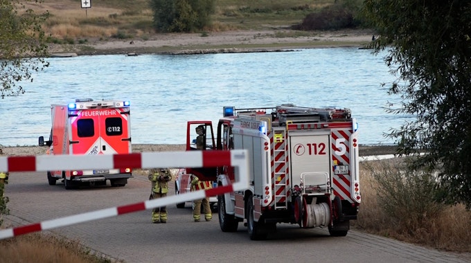 Fahrzeuge der Feuerwehr stehen am 6. September 2022 in Duisburg am Rhein. Die Einsatzkräfte haben am Mittwoch (7. September 2022) die Suche nach einem neunjährigen Jungen und seinem Vater fortgesetzt.