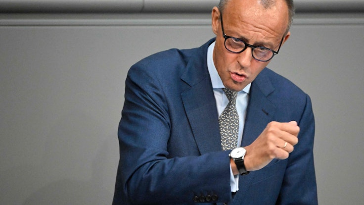 Oppositionsführer Friedrich Merz (CDU) wütet am Mittwoch (7. September) bei der Generaldebatte im Bundestag lautstark gegen Kanzler Scholz und die jüngsten Maßnahmen der Ampel-Regierung.