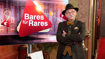 Moderator Horst Lichter steht neben dem Logo der Sendung «Bares für Rares» (Aufnahme im November 2019). Der Moderator deckte gemeinsam mit dem Experten einen Betrug auf.