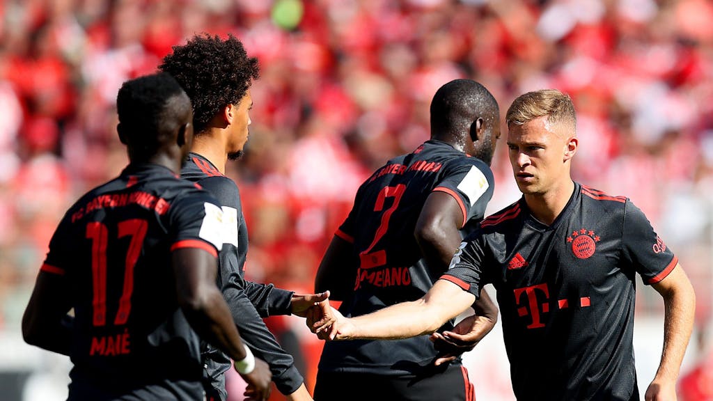 Die Spieler des FC Bayern klatschen sich beim Torjubel ab