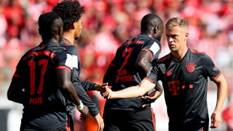 Die Spieler des FC Bayern klatschen sich beim Torjubel ab