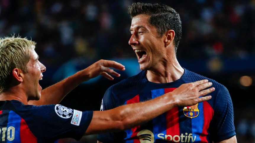 Robert Lewandowski jubelt mit Sergi Roberto über einen seiner Treffer beim Sieg des FC Barcelona gegen Viktoria Pilsen in der Champions League.