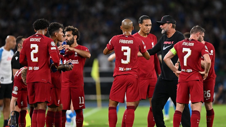 Jürgen Klopp gibt seinen Spielern vom FC Liverpool Anweisungen auf dem Rasen