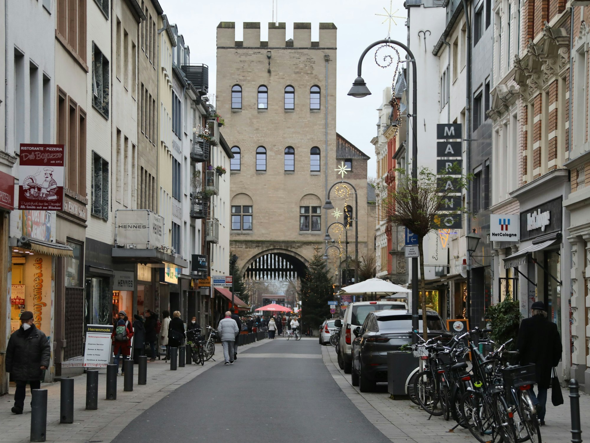 Die Kölner Severinstraße mit der Severinstorburg im Hintergrund.