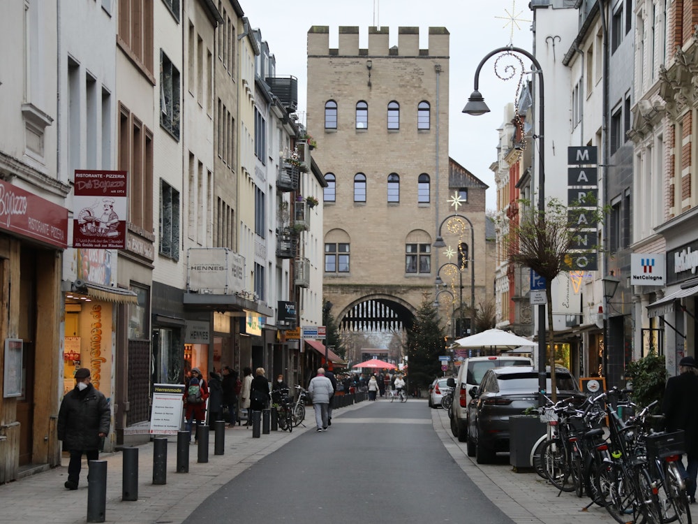 Blick auf die Severinstraße mit Torburg in Köln.