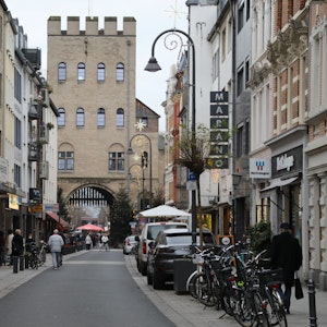 Die Kölner Severinstraße mit der Severinstorburg im Hintergrund.
