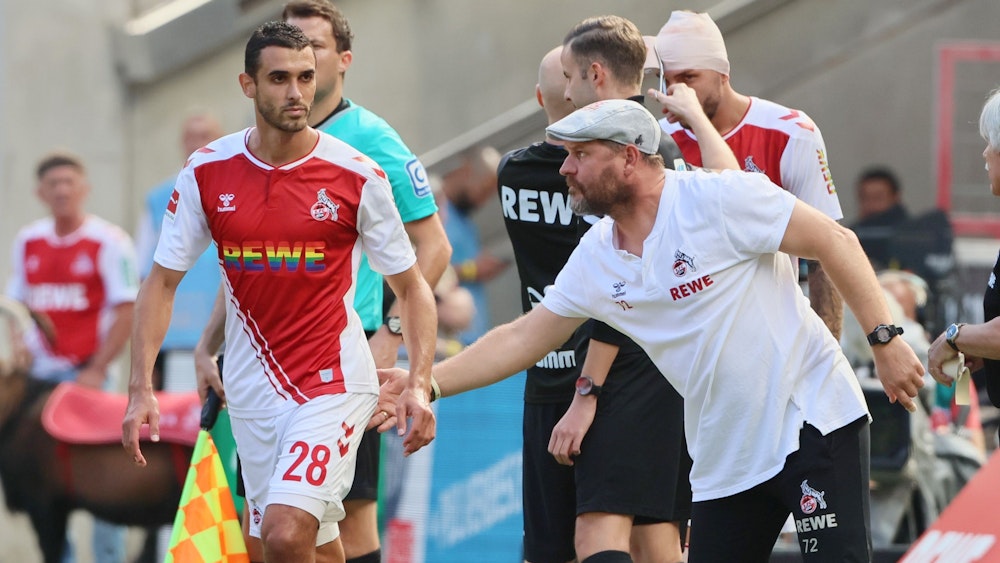 Steffen Baumgart und Ellyes Skhiri beim Bundesliga-Heimspiel des 1. FC Köln gegen den VfB Stuttgart am 28. August 2022