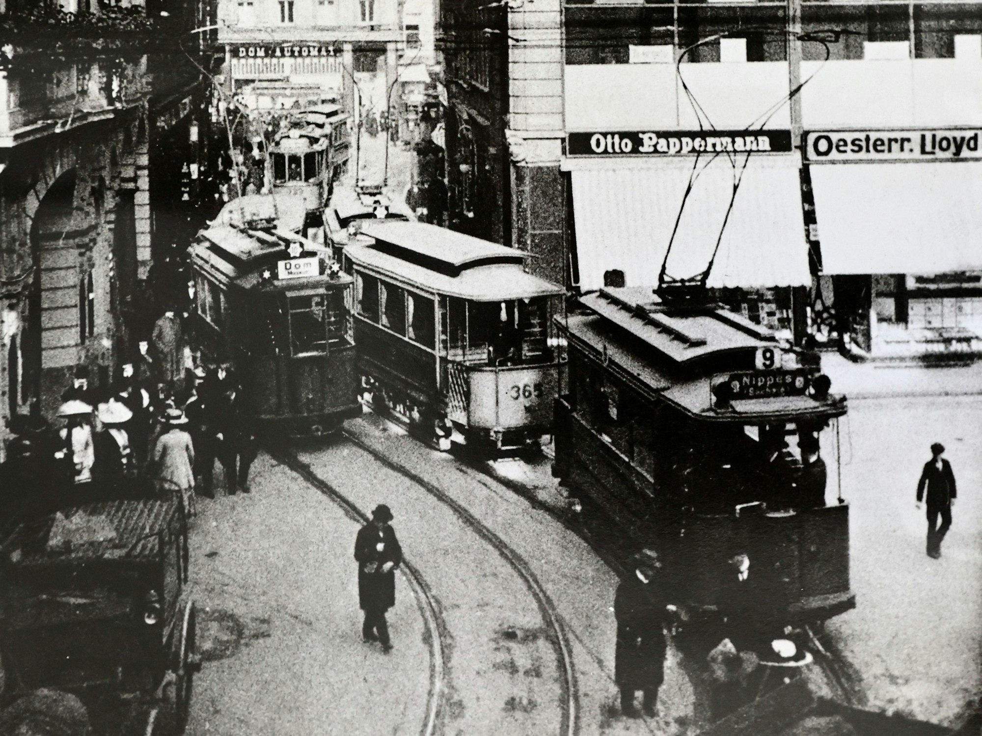 Eine alte Aufnahme der Kölner Innenstadt mit zwei Straßenbahnen.


