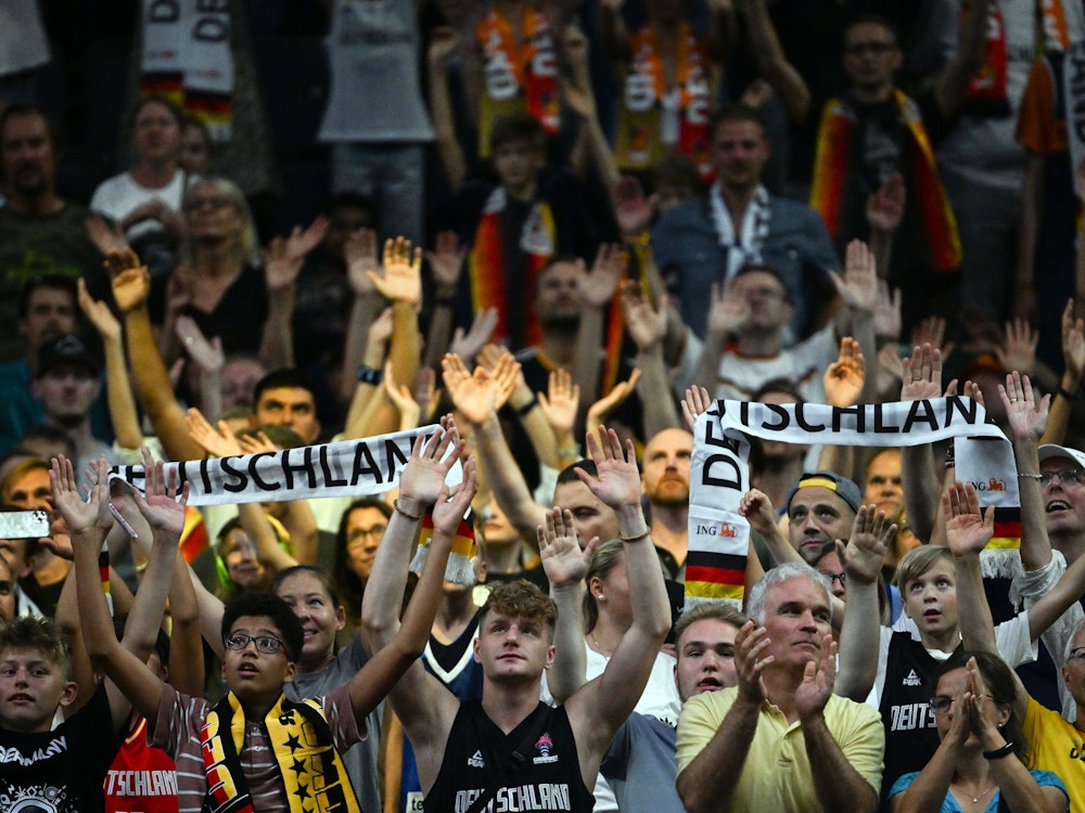 Stimming in der Lanxess-Arena: Deutschlands Fans bejubeln die Basketball-Mannschaft des DBB.