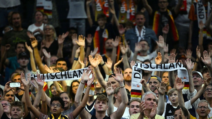 Stimming in der Lanxess-Arena: Deutschlands Fans bejubeln die Basketball-Mannschaft des DBB.