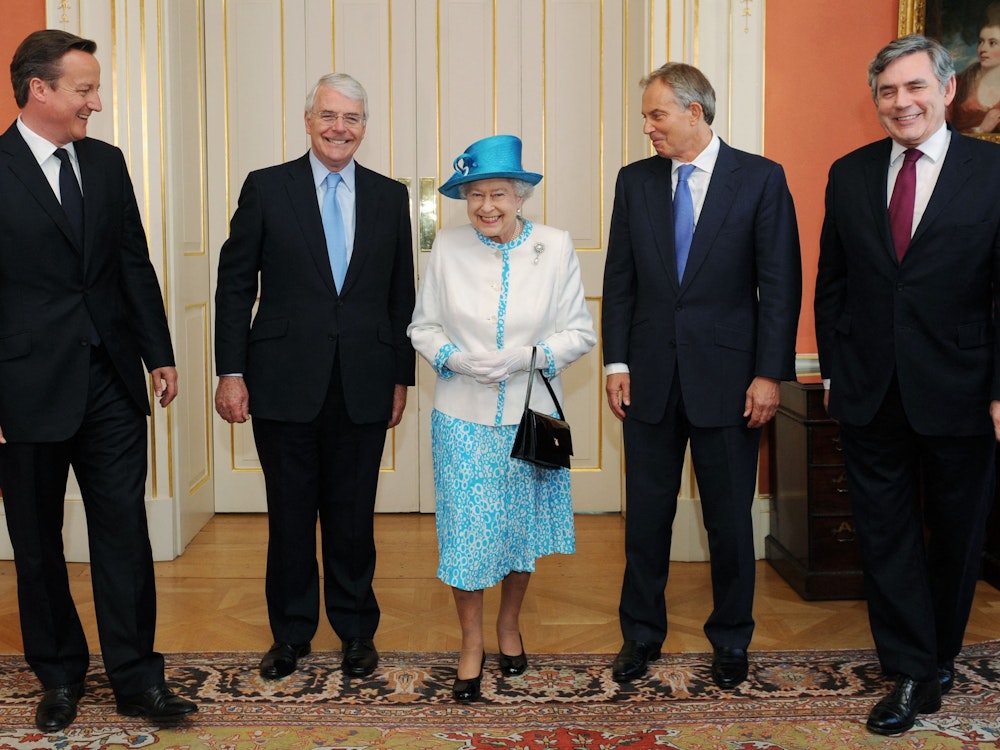 Das Foto von 2012 zeigt die britische Königin Elizabeth II. mit dem britischen Premierminister David Cameron und den ehemaligen Premierministern John Major, Tony Blair und Gordon Brown (von links).