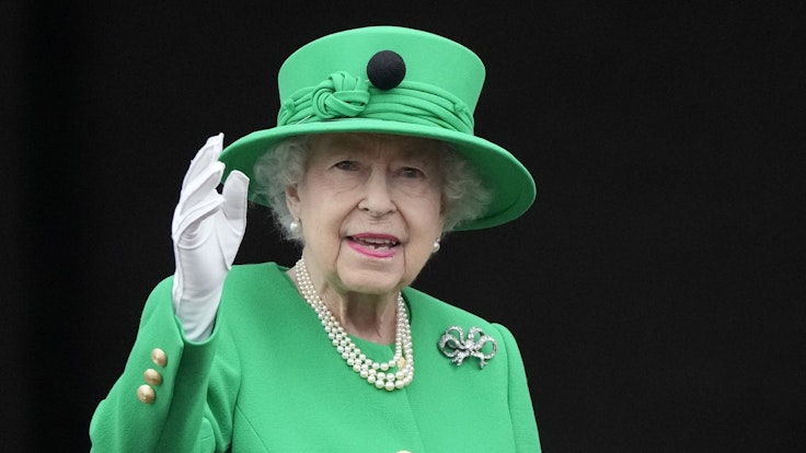 Die britische Königin Elizabeth II. steht am vierten Tag der Feierlichkeiten zum Platinjubiläum der Queen auf dem Balkon des Buckingham Palace während des Festumzuges.