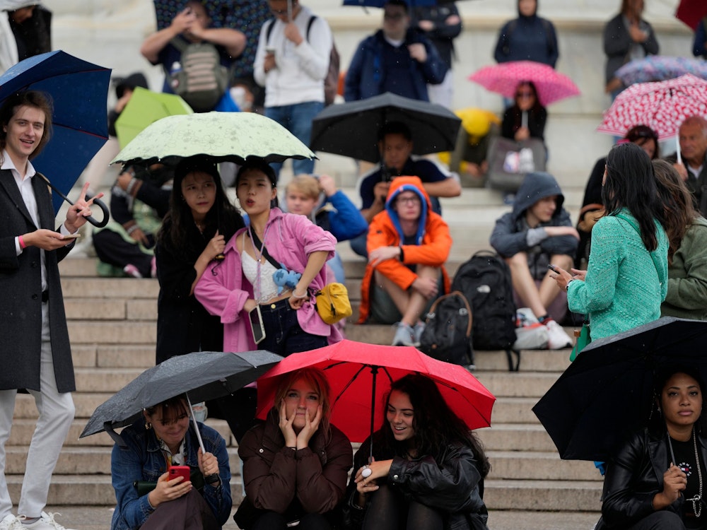 Selbst das schlechte Wetter hält die Menschen nicht ab, sich in London vor dem Palast einzufinden und auf aktuelle Nachrichten zu warten.