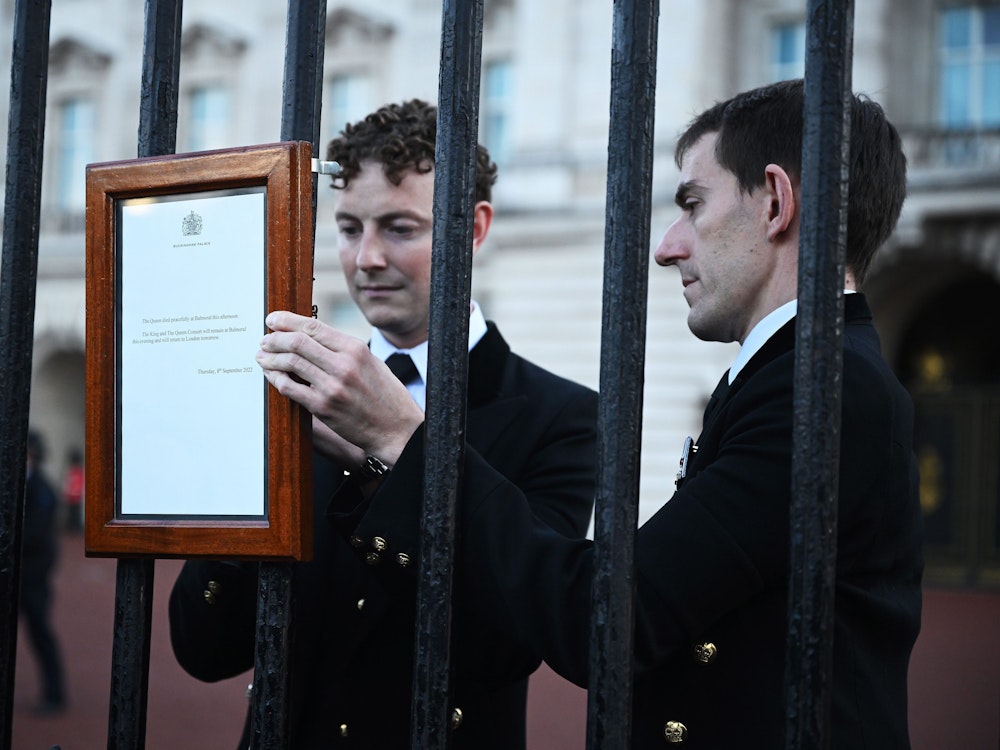 Mitarbeiter des Buckingham Palastes verkünden die Todesnachricht von Königin Elizabeth II. mit einem offiziellen Bulletin.