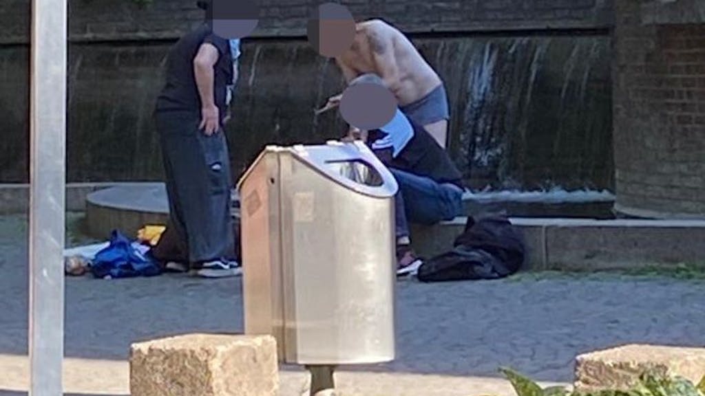 Obdachlose baden am Römerbrunnen in Köln