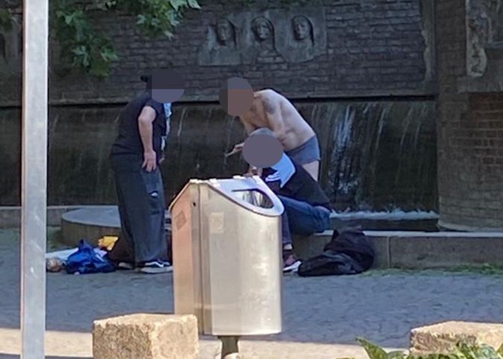 Obdachlose baden am Römerbrunnen in Köln