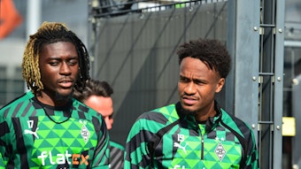 Manu Koné (l.) und Nathan Ngoumou (r.) am 31. August 2022 auf dem Weg zum Training von Borussia Mönchengladbach.