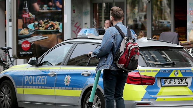 Im Zwischenraum der Autofelge eines Polizisten wurde ein Vogel gefunden. Nun sucht die Wache in Leverkusen-Opladen nach dem Besitzer oder der Besitzerin. Hier ein undatiertes Symbolfoto eines Polizeifahrzeuges.