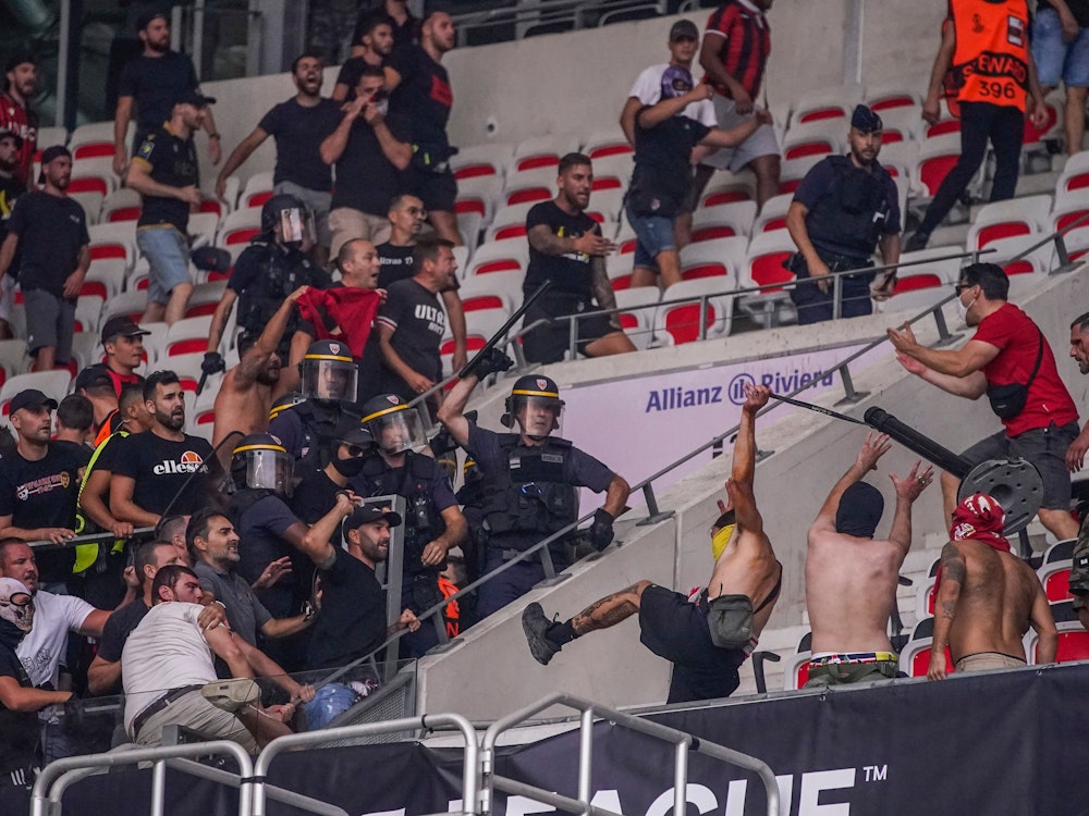 Polizisten und Fan-Chaoten liefern sich Auseinandersetzungen im Stadion