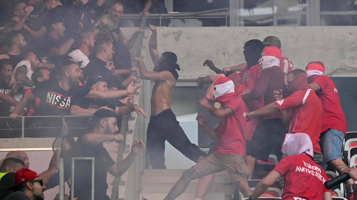 Vermummte Fans prügeln sich im Stadion vor dem Spiel OGC Nizza gegen den 1. FC Köln