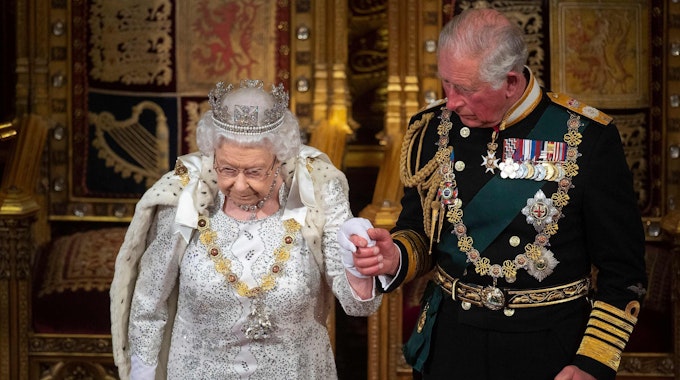 Charles begleitet seine Mutter, Queen Elizabeth II., am 14. Oktober 2019 bei der Eröffnung des Parlaments in den Houses of Parliament in London. Nach jahrhundertealtem Protokoll wurde Charles sofort nach ihrem Tod zum König ernannt. Damit beginnt für die königliche Familie nach der rekordverdächtigen 70-jährigen Regentschaft der Königin nun ein neues Kapitel.