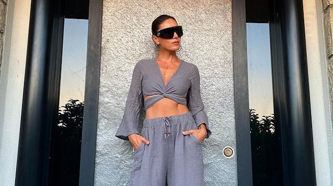 Die Moderatorin Nazan Eckes posiert in einem grauen Zweiteiler und mit großer Sonnenbrille vor einer Hauswand. Das Foto wurde im September 2022 auf Instagram veröffentlicht.