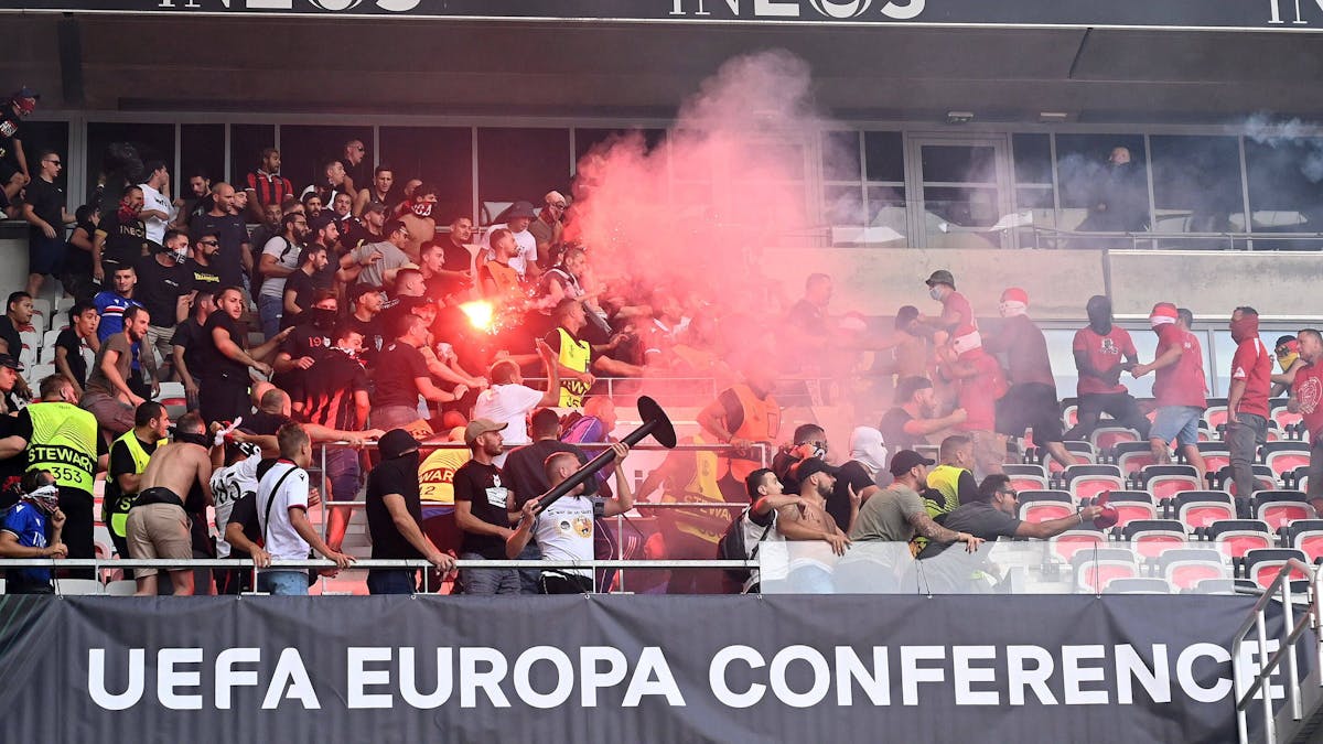 Wüste Schlägereien zwischen Fans des 1. FC Köln und von OGC Nizza im Stadion vor dem Spiel in der Conference League