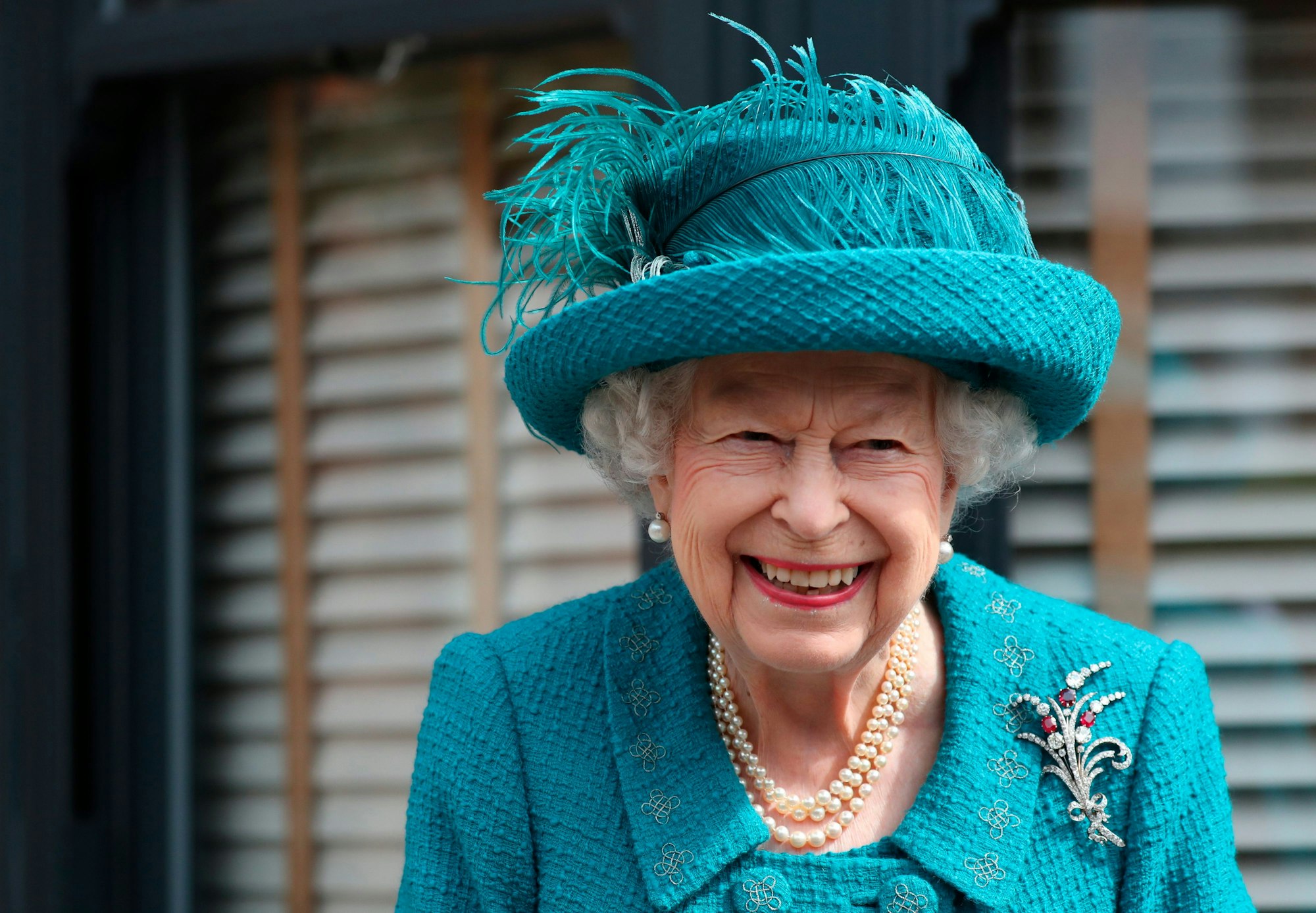 Queen Elizabeth II. steht vor dem Buckingham Palace.