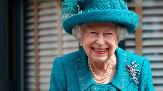 Queen Elizabeth II. steht vor dem Buckingham Palace.