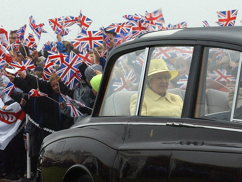 Königin Elizabeth II. passiert in einer Limousine die Schaulustigen mit Union-Jack-Flaggen am zweiten Tag ihrer Tour in Nordostengland anlässlich des Goldenen Thronjubiläums der Queen 2002.