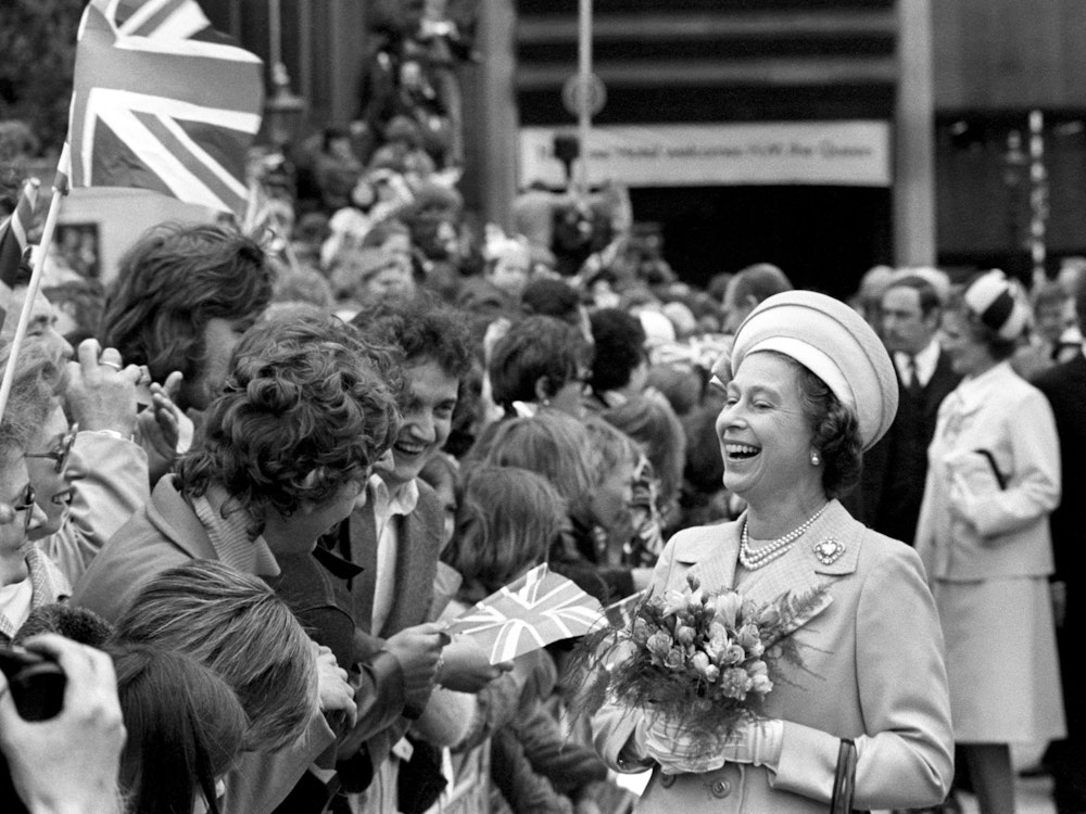 Queen Elizabeth II. bei ihrem Silbernen Thronjubiläum am 9. Juni 1977 während der „Tour of Great Britain“ am St. Katherine's Dock. Bei ihrem ersten großen Jubiläum war die Queen gerade einmal 51 Jahre alt.