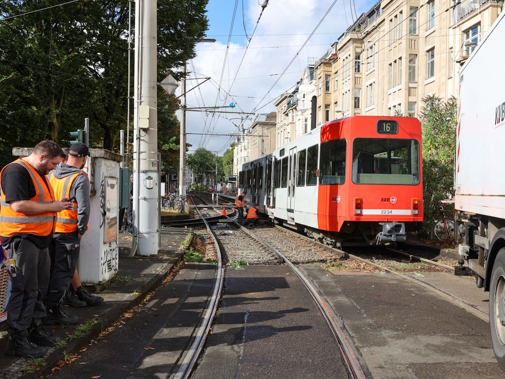 Am Ubierring ist eine KVB-Bahn entgleist, Arbeiter versuchen die Bahn wieder instand zu setzen.