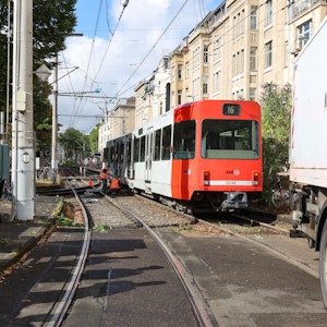 Am Ubierring ist eine KVB-Bahn entgleist, Arbeiter versuchen die Bahn wieder instand zu setzen.