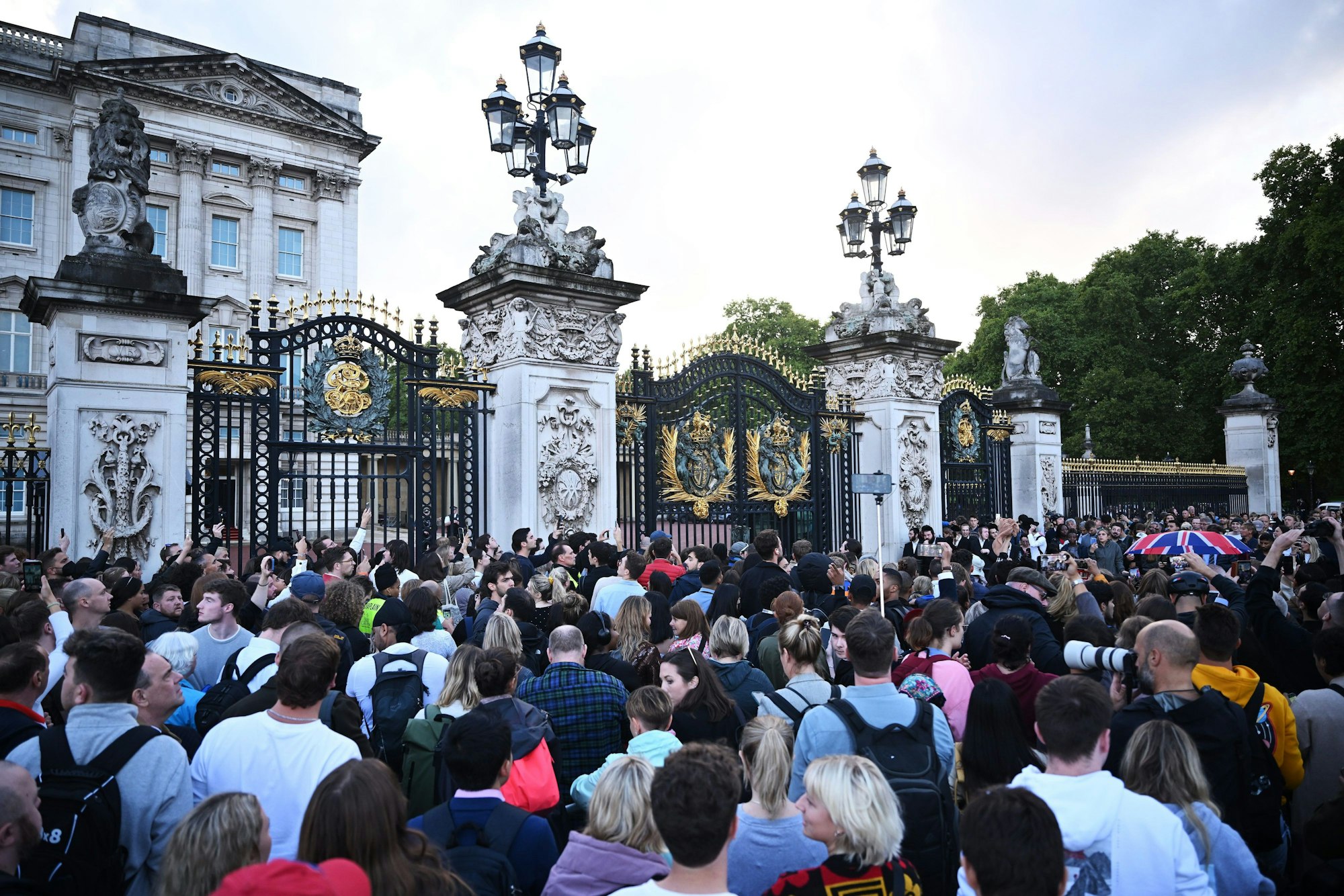 Der Tod der Queen löste weltweit Trauer aus. Vor dem Buckingham Palast versammelten sich Trauernde.