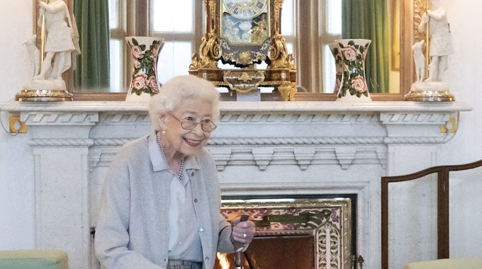 Königin Elizabeth II. wartet im Drawing Room, auf die neue Vorsitzende der Konservativen Partei, Truss, um sie dazu einzuladen, Premierministerin von Großbritannien zu werden und eine neue Regierung zu bilden.